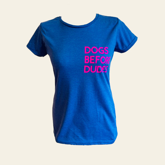 T-Shirt „dogs before dudes“
